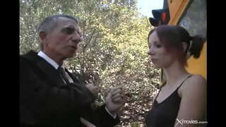 հմայիչ եւ նախաձեռնող բնույթ Աղջիկ մինետ