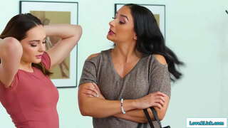 Prsatá nevlastní matka a nevlastní dcera mít tajný poměr a zlato se vplíží do milfs ložnice a políbí se.Latinský ráfky ní a ona olizuje její kunda