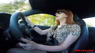 Busty redhead MILF masturbates backseat savo automobilį