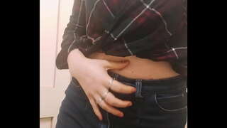 Big Soso nga Babaye Mahilayon Play Pussy sa Kasilyas sa panahon sa Pagbiyahe