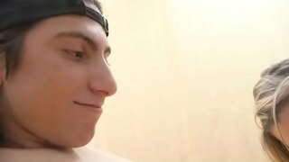 ���ुवा दोस्त हो जाता है एक उत्कृष्ट बाल सुनहरे बालों से