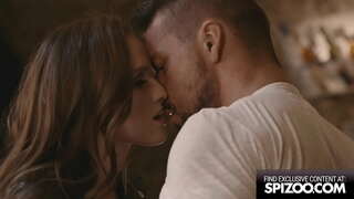 Plonas Grožio Mėgsta Žaisti Su Nepažįstamais