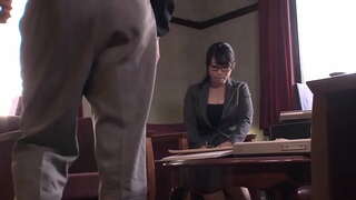 ���पानी भाषा कार्यालय देवदूत तिच्या काठावर पाय आणि एक ह्यू वीर्यमई करणे प्राप्त करण्यापूर्वी तिच्या बॉस एक धक्का नोकरी देते