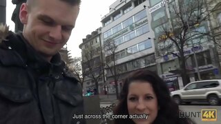 HUNT4K.हंटर पोहोचला लोभी वेश्या Jocelyne Z वर Vaclav च्या स्क्वेअर मध्ये प्राग