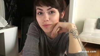 ���ेस असलेला नवशिक्या Cums हार्ड एकटे