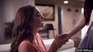 Teen schimbă rapid timpul reuniunii de la data ei sis a cu o fata pe care a cunoscut-o online.Ea schimbă însăși să arate ca sora ei și apare ifo datele ei casa.Ea manipulează fata in sex