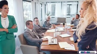 ���னியா மெக்சிகன் businesswomen தலை தலை போக போது ஒரு boardmeeting.மற்ற வர்த்தகர்கள் வெளியே விரைவில் அவர்கள் முடியும்.இறுதியாக பூமி அறை தங்களை தொடங்க முத்தம் மற்றும் ஒருவருக்கொருவர் சுவைக்க