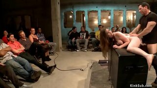 Hot grandi tette bruna slave Kennedy Adams è legato e frustato da lezdom Principessa Donna Dolore poi ottiene la figa scopata da un grosso cazzo di Giovanni Forte in pubblico