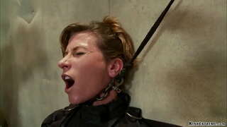 Привязанную рабыню милфу брюнетку Արիել Իքս прижимают է освещенному սեղանին, ապա приковывают շղթայով եւ трахают է անալ дилдо փայտիկով ձեռքում Օռլանդո վարպետ