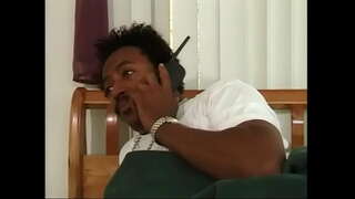 Sexy nga itom nga babaye uban sa pula nga buhok ug dako nga soso naghatag BJ dayon gets sa iyang cunt napuno uban sa itom nga dick sulod sa balay